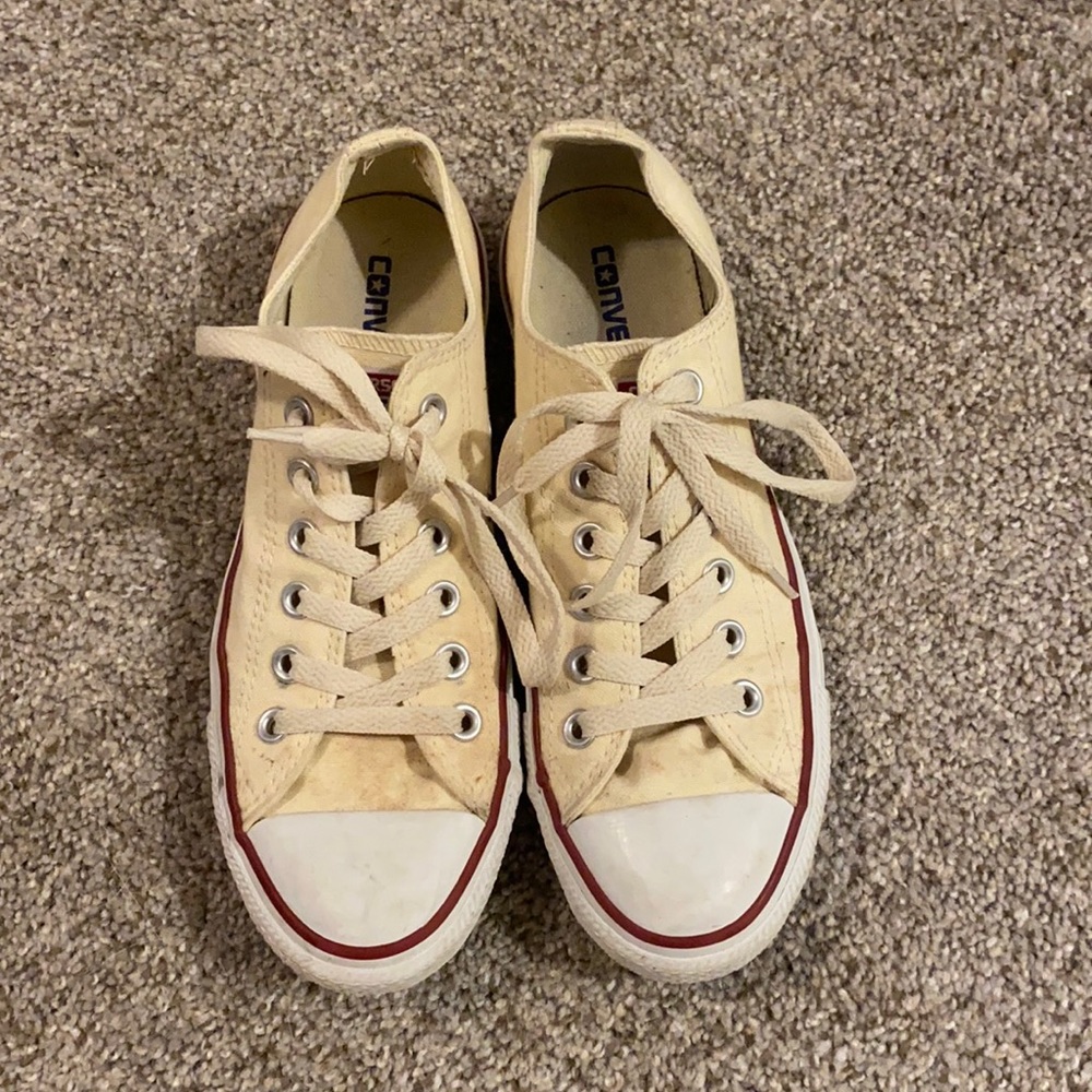 pale yellow low top converse! size W8